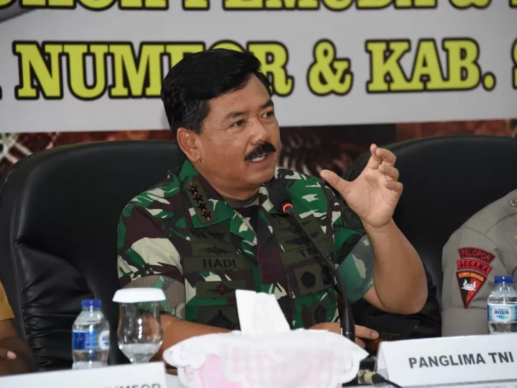 Panglima TNI Marsekal TNI Hadi Tjahjanto saat berdialog di Papua. (Puspen TNI)
