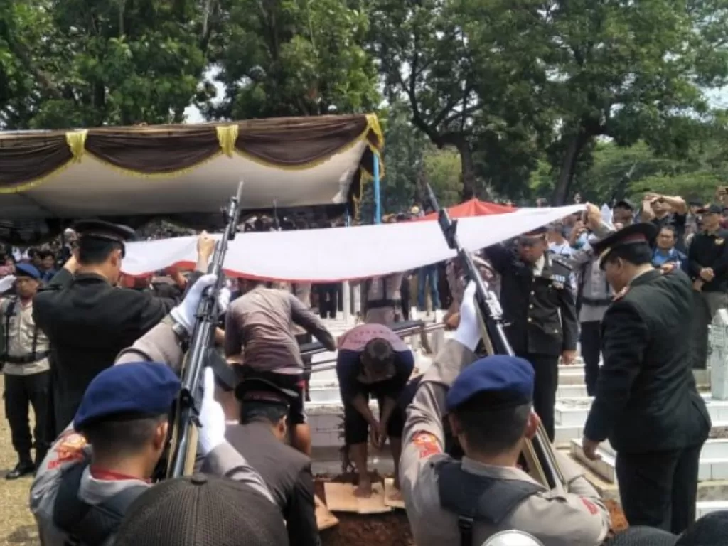 Prosesi pemakaman Ipda Erwin Yudha Wildani di Taman Makam Pahlawan Cikaret, Kabupaten Cianjur, Senin (26/8). (Antara/Ahmad Fikri)