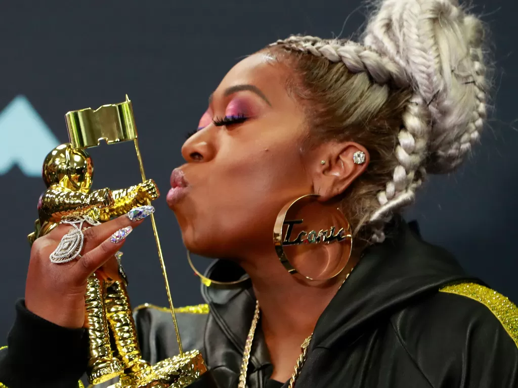  Missy Elliott berpose di belakang panggung usai mendapat penghargaan Michael Jackson Video Vanguard (Reuters/Andrew Kelly)