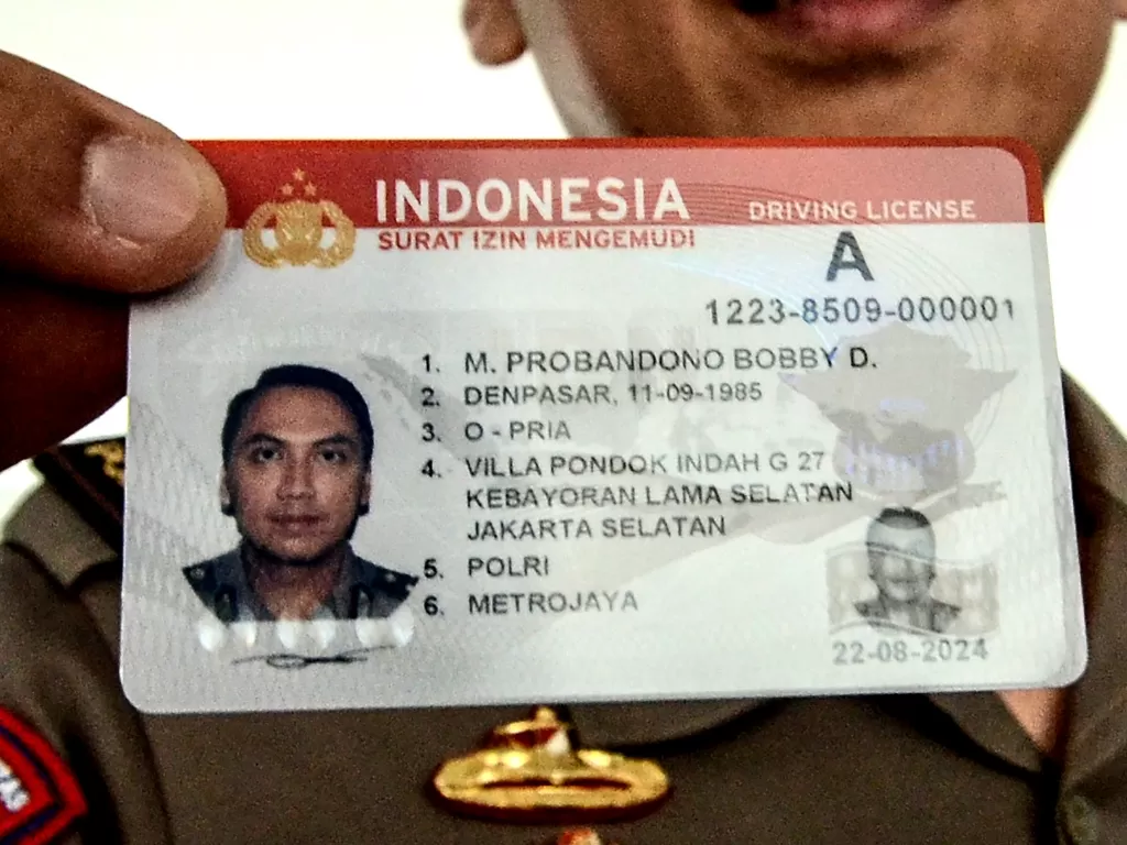 Polisi menunjukkan smart SIM di Gedung Satuan Penyelenggara Administrasi (Satpas) dan gerai SIM di Kabupaten Bekasi, Cikarang, Kamis (22/8). (Antara/Fakhri Hermansyah).