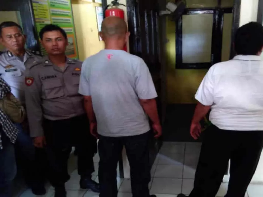 Dua tersangka pemerasan guru di Cirebon diamankan polisi. (Antara/Khaerul Izan)