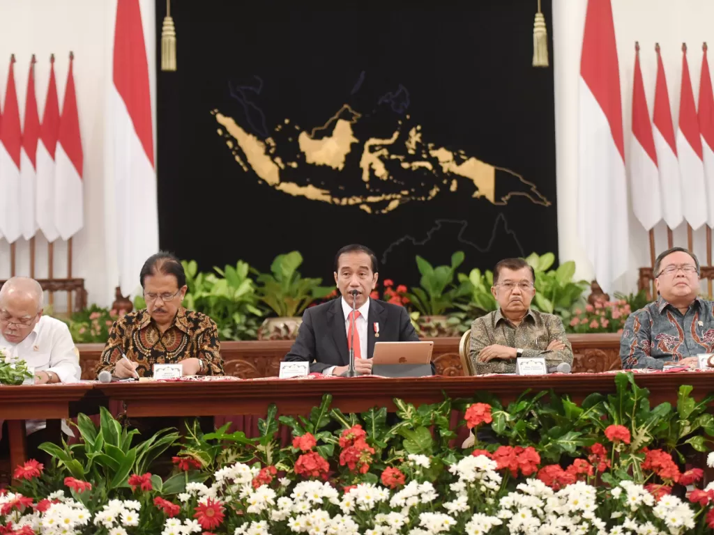 Presiden Joko Widodo (tengah) didampingi Wapres Jusuf Kalla (kedua kanan) dan pejabat terkait memberikan keterangan pers terkait rencana pemindahan Ibu Kota Negara. (Antara/Akbar Nugroho Gumay)
