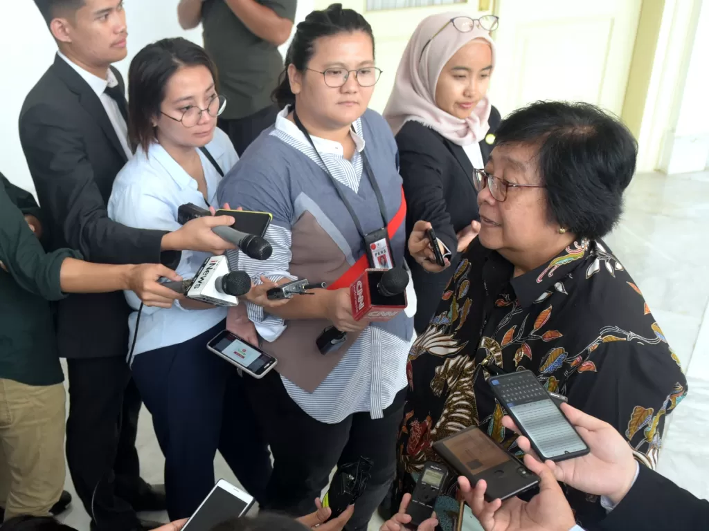 Menteri Lingkungan Hidup dan Kehutanan Siti Nurbaya saat menjawab wartawan setelah mengikuti rapat terbatas, di Istana Kepresidenan Bogor, Jawa Barat, Selasa (27/8). (setkab.go.id)