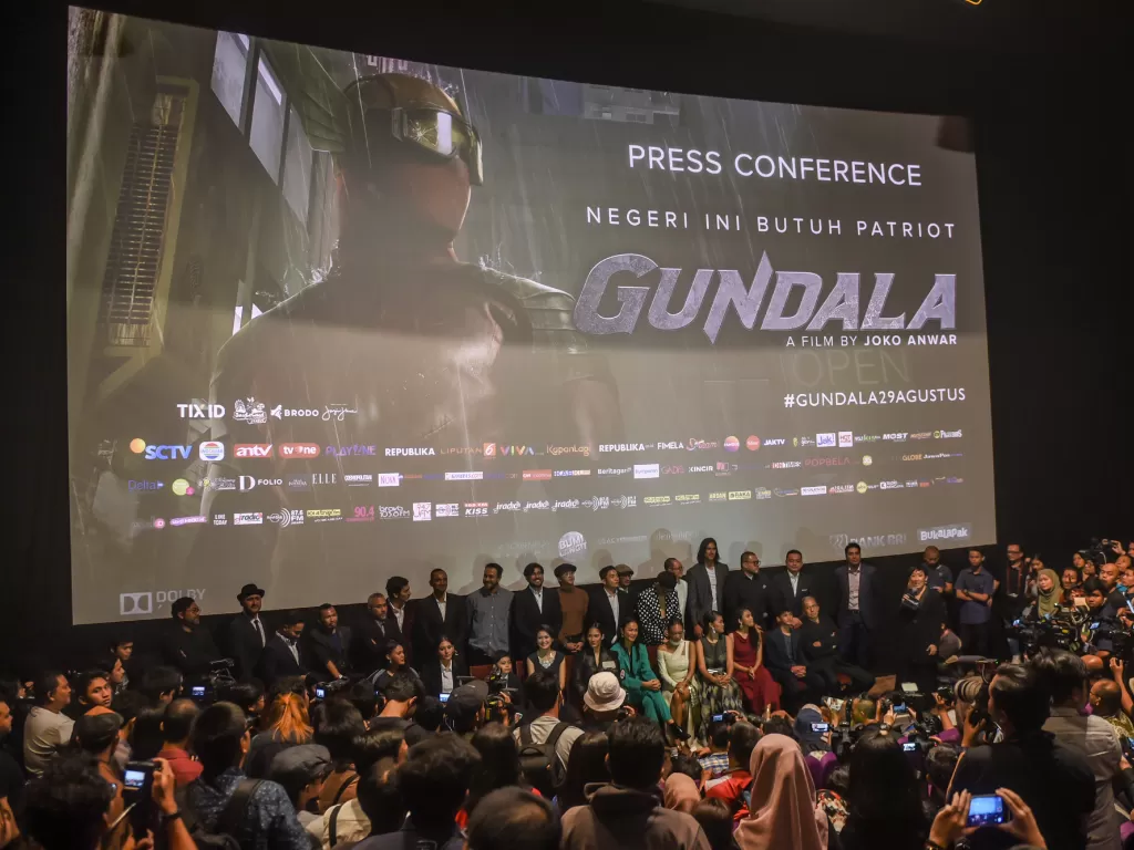 Sejumlah pemeran film Gundala menghadiri acara peluncuran film tersebut di Jakarta, Rabu (28/8). (Antara/Muhammad Adimaja)