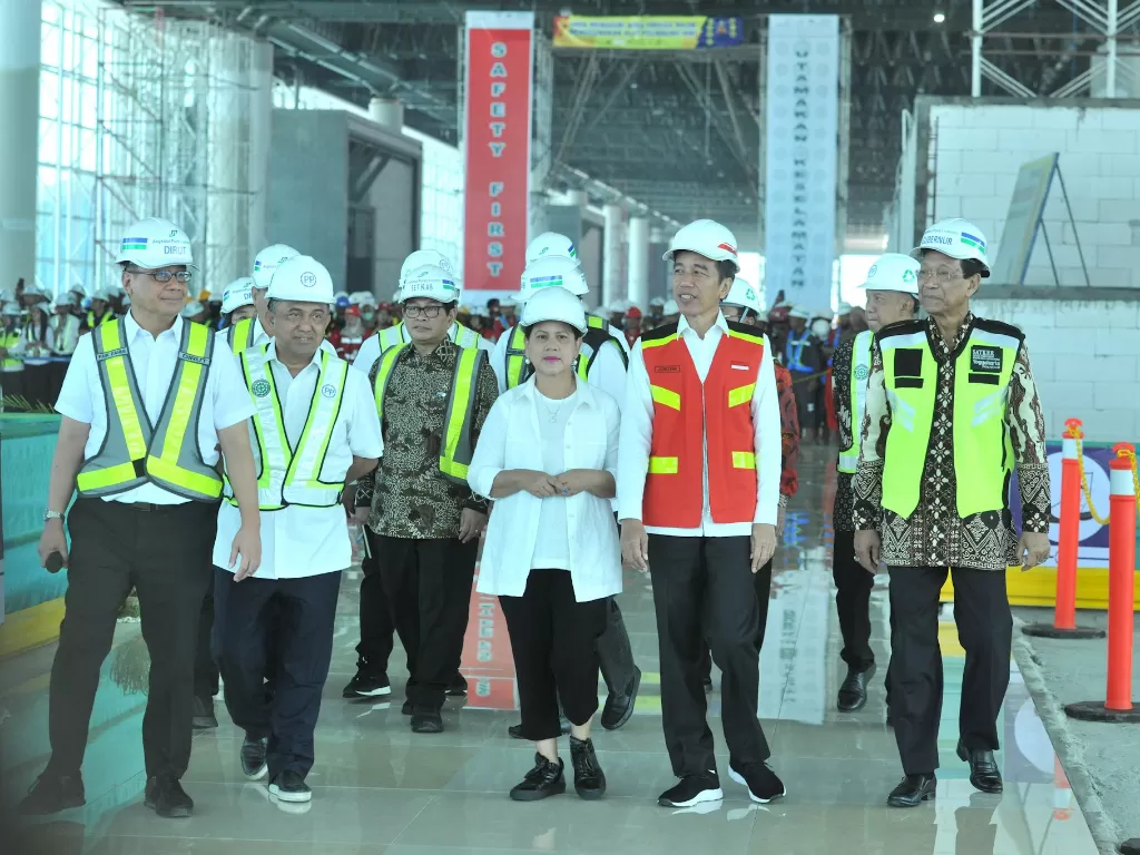 Presiden Jokowi didampingi Ibu Negara Iriana meninjau Bandara Internasional Yogyakarta, di Kulonprogo, Yogyakarta, Kamis (29/8/2019). (JAY/Humas)