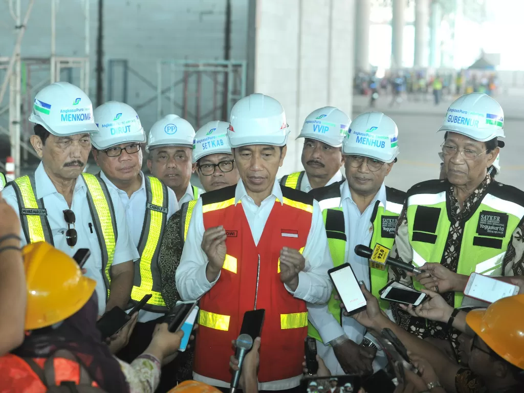 Presiden Joko Widodo (Jokowi) menjawab pertanyaan wartawan ketika meninjau Bandara Internasional Yogyakarta (Setkab/JAY).