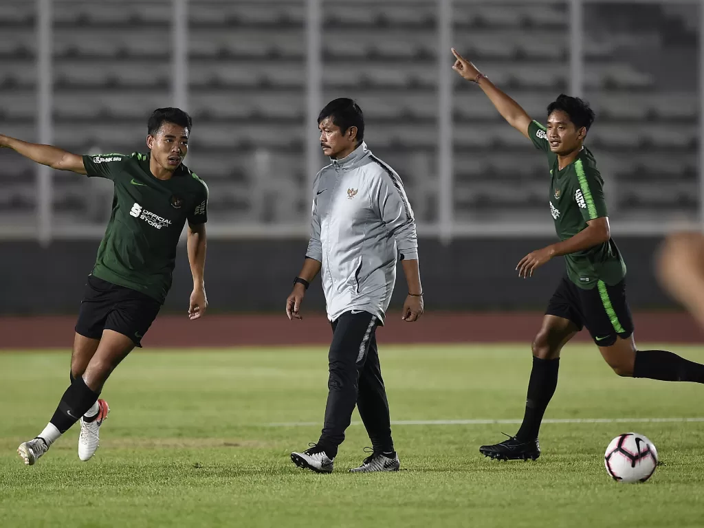Pelatih Timnas U-23 Indra Sjafri (tengah) memimpin pemusatan latihan (TC) guna persiapan SEA Games 2019. (Antara Foto/M Risyal Hidayat/foc)
