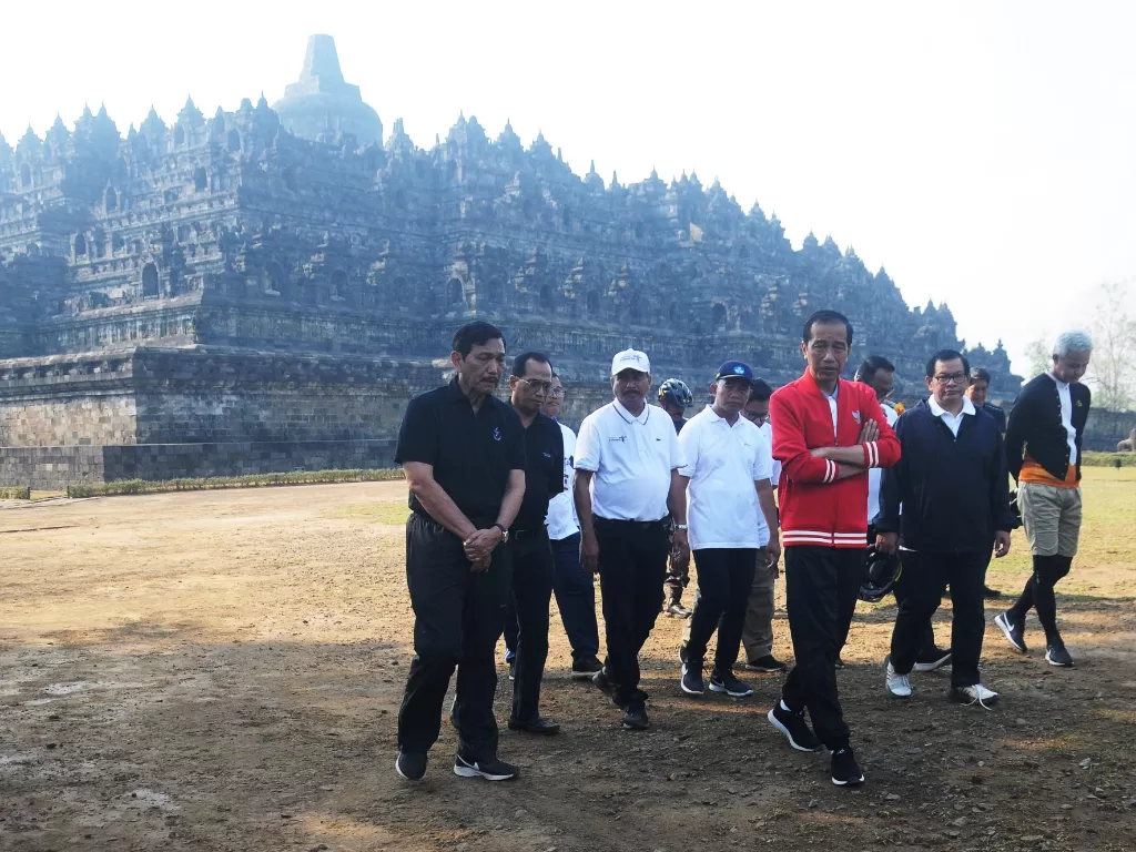 Presiden Joko Widodo (tengah) didampingi sejumlah menteri dan gubernur ketika mengunjungi Candi Borobudur di Magelang, Jawa Tengah, Jumat (30/8). (Antara/Aloysius Jarot Nugrohoama).