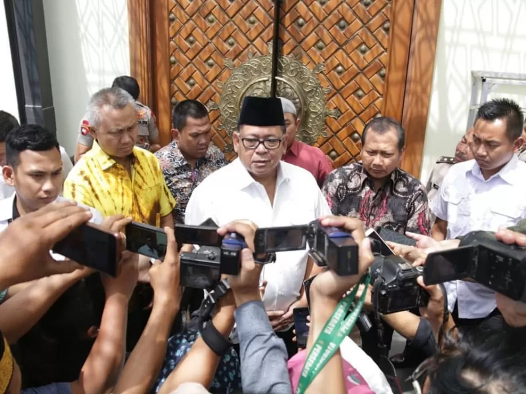 Kapolda Jawa Timur Irjen Pol Luki Hermawan (tengah/putih) memberikan keterangan pers terkait penetapan tersangka kasus rasisme di Surabaya. (Instagram/@humaspoldajatim)