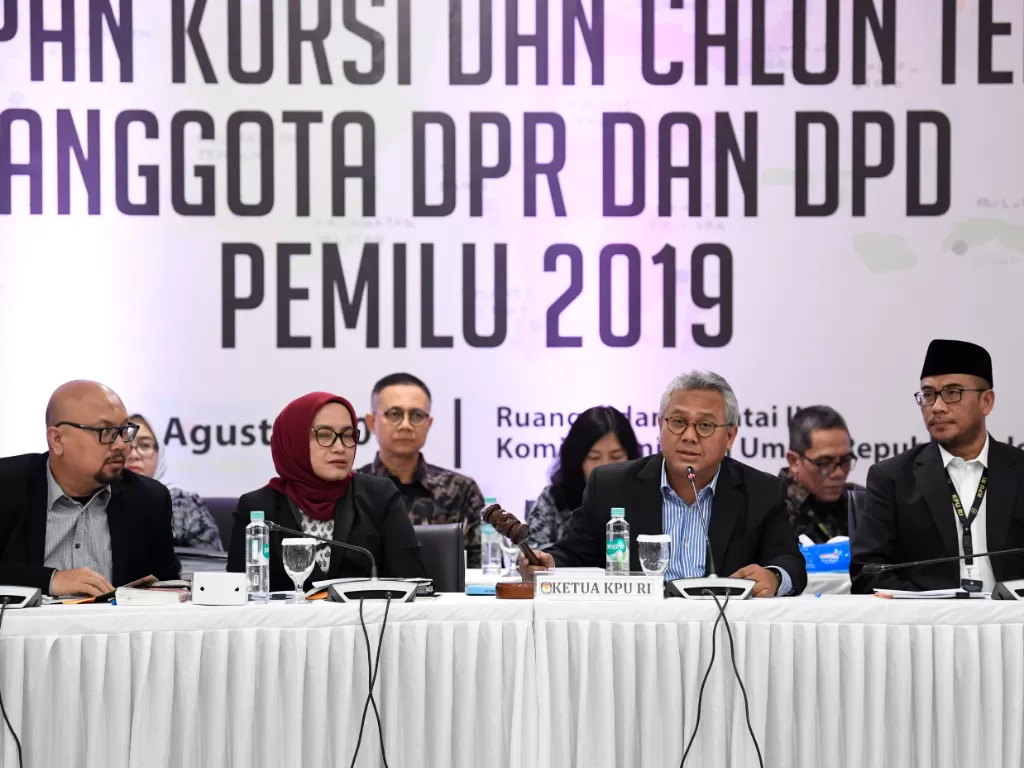  Ketua Komisi Pemilihan Umum (KPU) Arief Budiman (kedua kanan) membuka Rapat Pleno Terbuka Penetapan Kursi dan Calon Terpilih Anggota DPR dan DPD Pemilu 2019 di Jakarta, Sabtu (31/8/2019). (Antara/Puspa Perwitasari)
