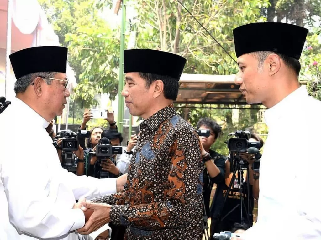Presiden Joko Widodo melayat di kediaman Susilo Bambang Yudhoyono di Puri Cikeas, Sabtu (31/8). (Instagram/@jokowi)