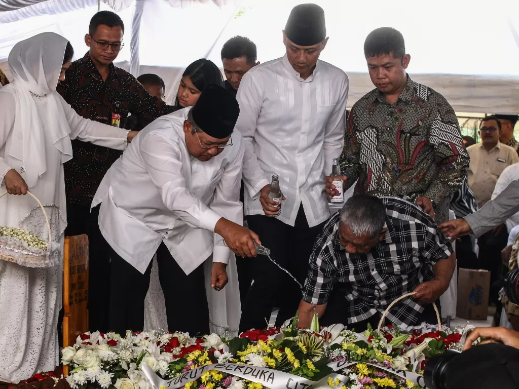 Presiden ke-6 RI Susilo Bambang Yudhoyono (SBY) saat pemakaman sang ibunda, Siti Habibah, di TPU Tanah Kusir, Jakarta Selatan, Sabtu (31/8). (Antara/Rivan Awal Lingga)