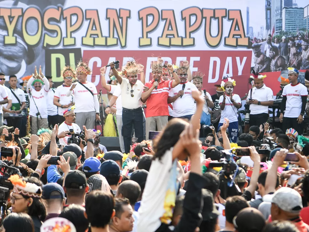 Acara Yospan Papua saat Hari Bebas Kendaraan Bermotor (HBKB) di kawasan Bundaran HI, Jakarta, Minggu (1/9). Kegiatan yang digelar oleh masyarakat Papua yang tinggal di Jakarta itu untuk memperkenalkan kebudayaan Papua dalam seni tari dan musik serta untuk