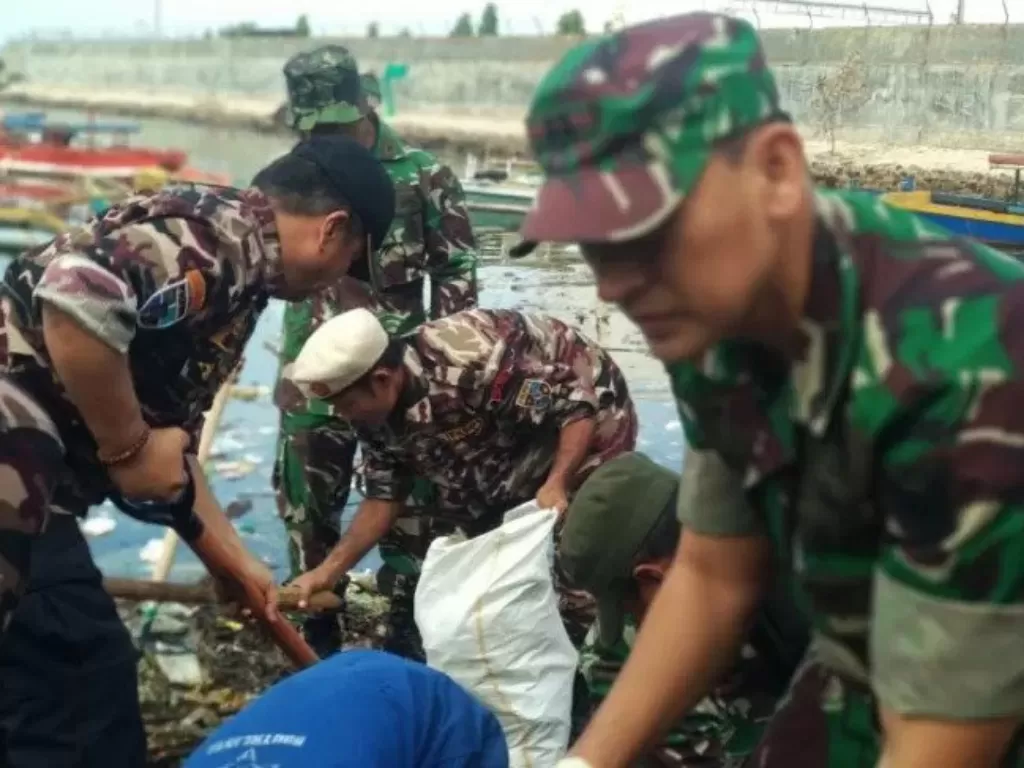 TNI dan Pramuka menggelar aksi bersih Pantai Kabarti, Provinsi Lampung. (Antara/Dian Hadiyatna)