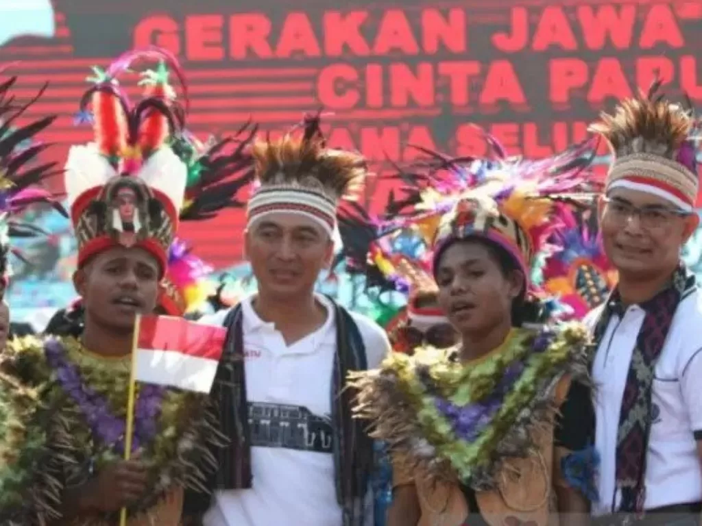 Masyarakat Jawa Timur (Jatim) menggelar aksi cinta Papua di depan Monumen Kepolisian Republik Indonesia (Polri), Surabaya. (Antara/Didik Suhartono).