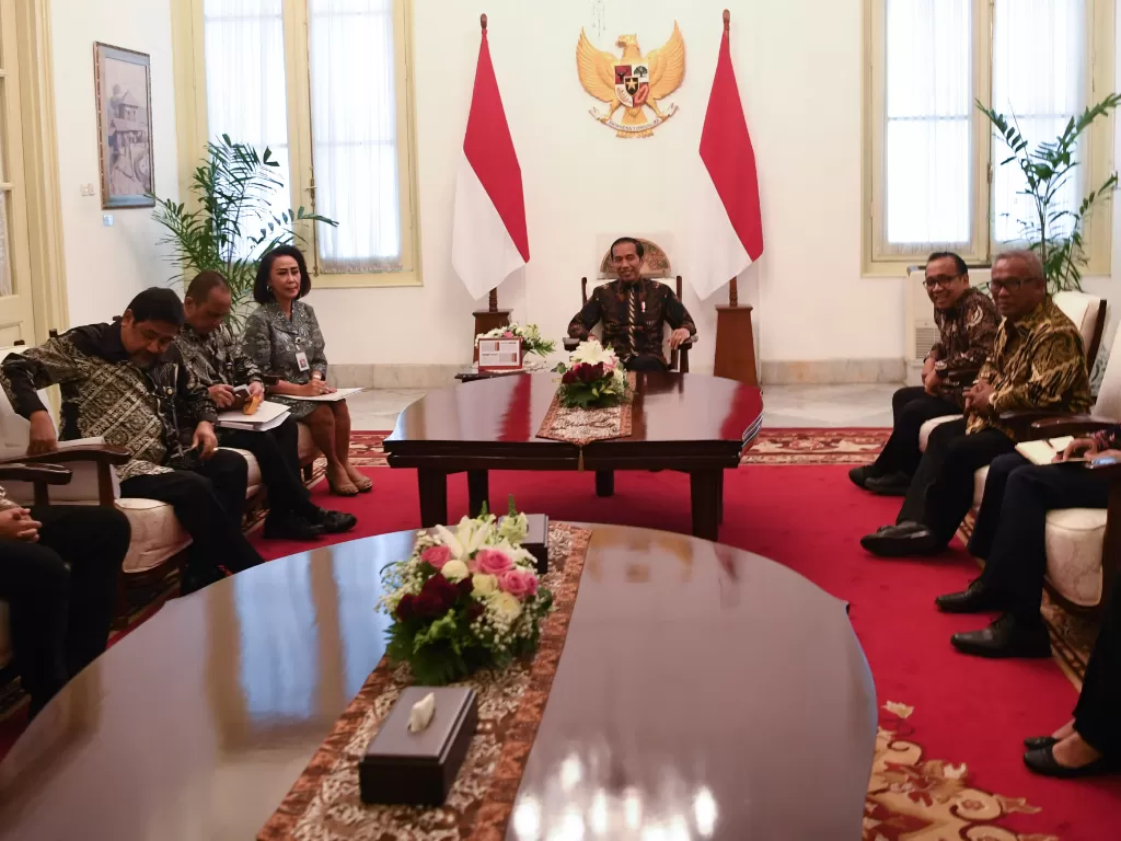 Presiden Joko Widodo (tengah) menerima Pansel Capim KPK di Istana Merdeka Jakarta, Senin (2/9). (Antara/Wahyu Putro A)