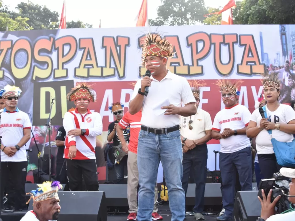 Pangdam Jaya Mayjen TNI Eko Margiyono saat mengikuti kegiatan Tari Yospan Massal, Minggu (1/9). (Pendam Jaya)