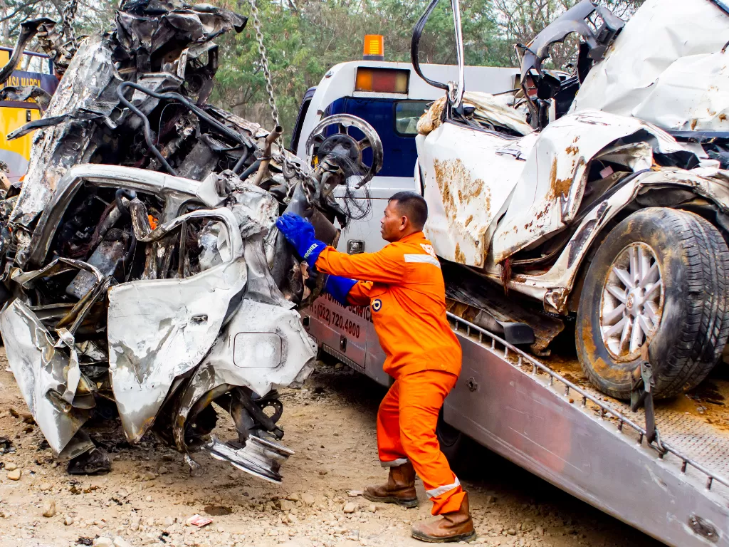 Petugas mengevakuasi sejumlah kendaraan yang terlibat pada kecelakaan beruntun di Tol Cipularang KM 92 Purwakarta, Jawa Barat, Senin (2/9). Kecelakaan itu akibat rem truk blong (Antara/M Ibnu Chazar).