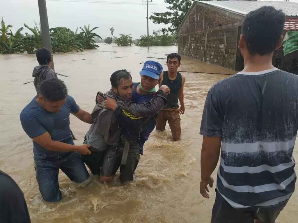Relawan Tagana tengah menolong korban banjir (Kemensos)