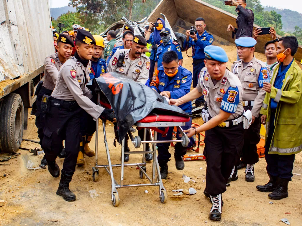 etugas mengevakuasi salah satu korban kecelakaan beruntun di Tol Cipularang KM 91 Purwakarta, Jawa Barat, Senin (2/9). (Antara/M Ibnu Chazar)