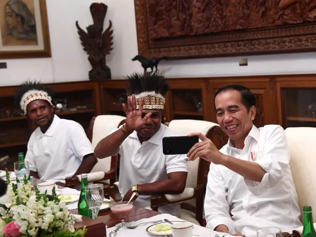 Jokowi ketika duduk bersama para pemenang lomba gapura dari Papua (Biro Pers Sekretariat Presiden/Rusman).