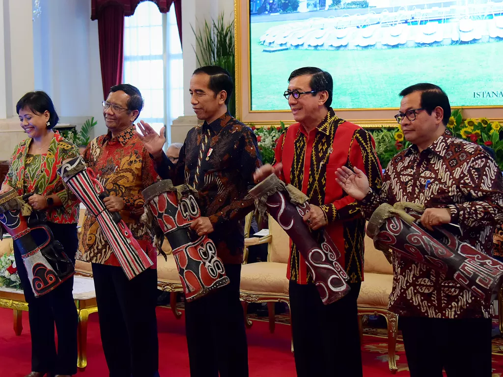 Presiden Jokowi didampingi Menkumham, Seskab, dan Prof. Mahfud MD memukul tifa tanda Pembukaan Konferensi Hukum Tata Negara ke-6 Tahun 2019, di Istana Negara, Jakarta, Senin (2/9/2019). ( AGUNG/Humas)
