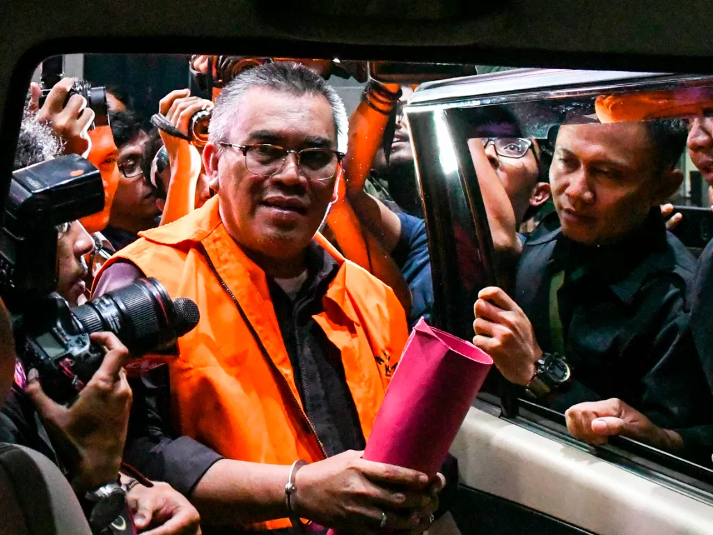 Bupati Muara Enim Ahmad Yani berjalan memasuki kendaraan tahanan usai menjalani pemeriksaan di Gedung KPK Merah Putih, Jakarta, Selasa (3/9). Ahmad Yani terjaring operasi tangkap tangan (OTT) KPK terkait dugaan suap proyek jalan. (Antara/Muhammad Adimaja)
