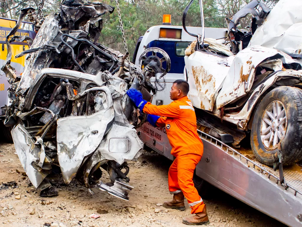 Petugas mengevakuasi sejumlah kendaraan yang terlibat pada kecelakaan beruntun di Tol Cipularang. (Antara/M Ibnu Chazar)