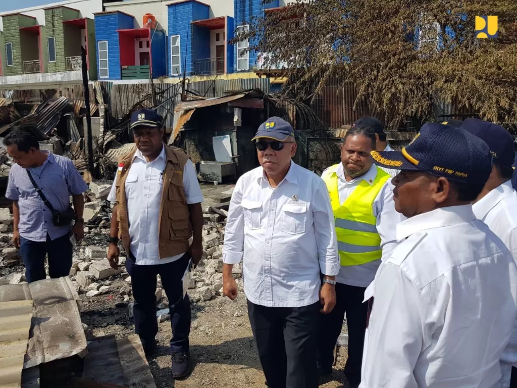 Menteri PUPR meninjau salah satu bangunan pemerintah yang rusak akibat aksi demontrasi anarkis, di Jayapura, Papua, Selasa (3/9/2019). (BKP Kementerian PUPR)