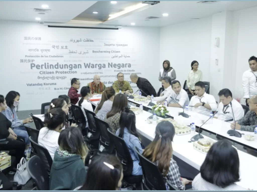 Dirjen Protokol dan Konsuler Kemlu, Andri Hadi, menerima 14 WNI “pengantin pesanan” dari RRT, di Gedung Kemlu, Pejambon, Jakarta (Kemlu RI)
