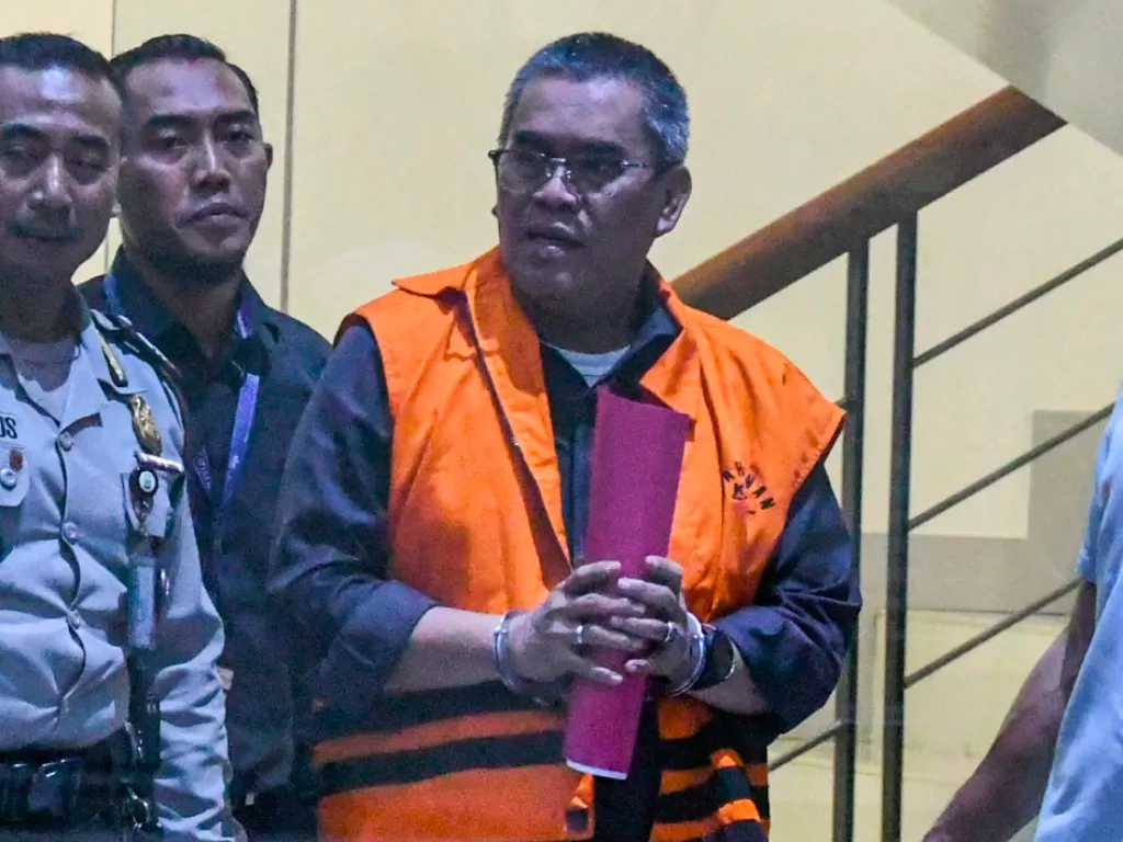 Bupati Muara Enim Ahmad Yani berjalan setelah menjalani pemeriksaan di Gedung KPK Merah Putih, Jakarta, Selasa (3/9). (Antara/Muhammad Adimaja).