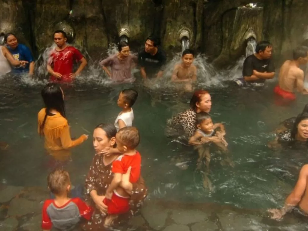 Sejumlah wisatawan bermain air pemandian pancuran 13 di Obyek Wisata Guci, Kabupaten Tegal, Jawa Tengah. (Antara/Oky Lukmansyah)