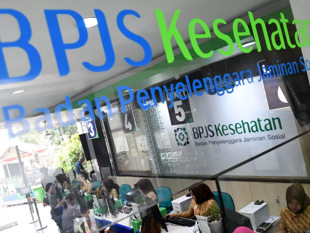 Petugas melayani warga di Kantor Pelayanan BPJS Kesehatan Jakarta Pusat, Matraman, Jakarta, Selasa (3/8/2019).(ANTARA FOTO/Aditya Pradana Putra/aww)