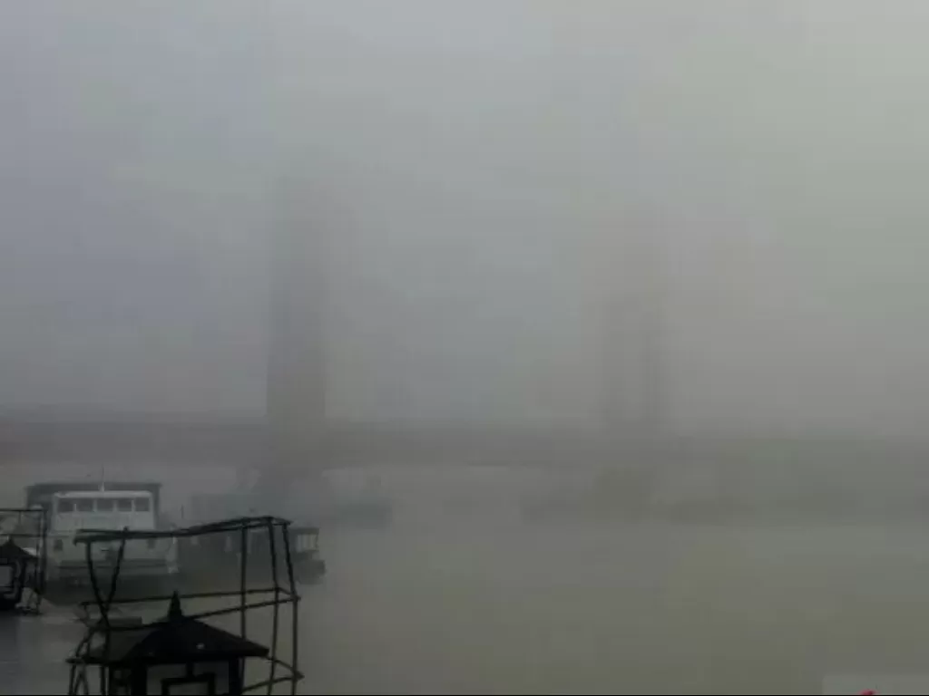  Jembatan Ampera tertutup kabut asap. (Antara/Aziz Munajar)