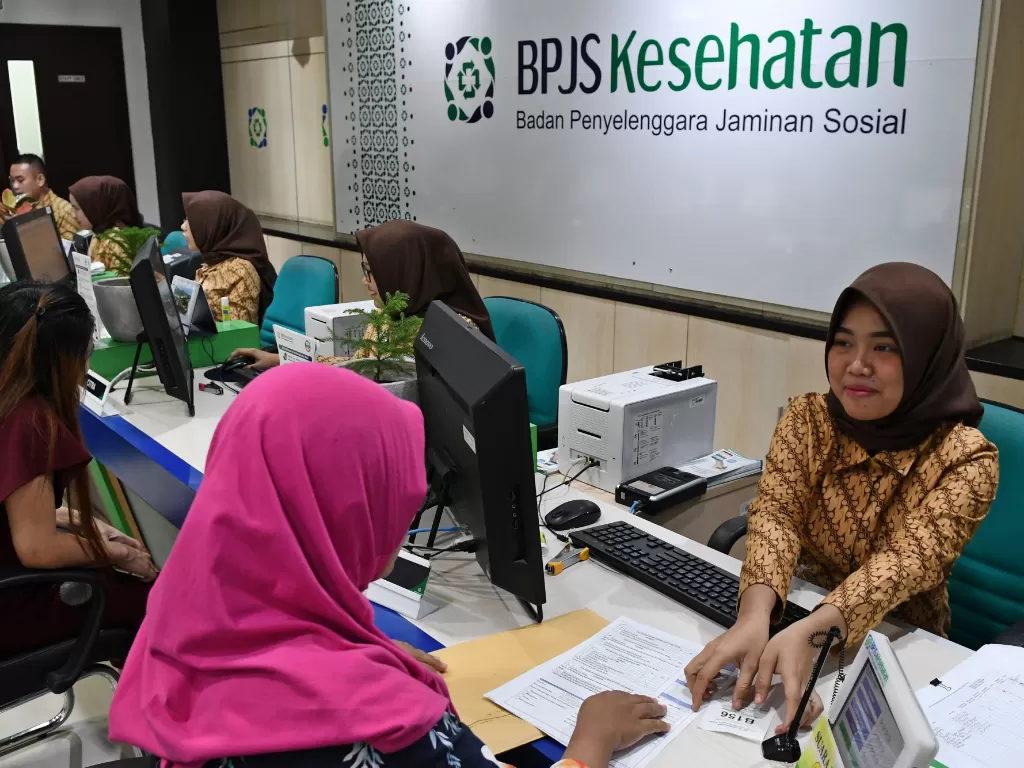 Petugas melayani warga di Kantor Pelayanan BPJS Kesehatan Jakarta Pusat, Matraman, Jakarta, Selasa (3/8/2019).(ANTARA FOTO/Aditya Pradana Putra/aww)