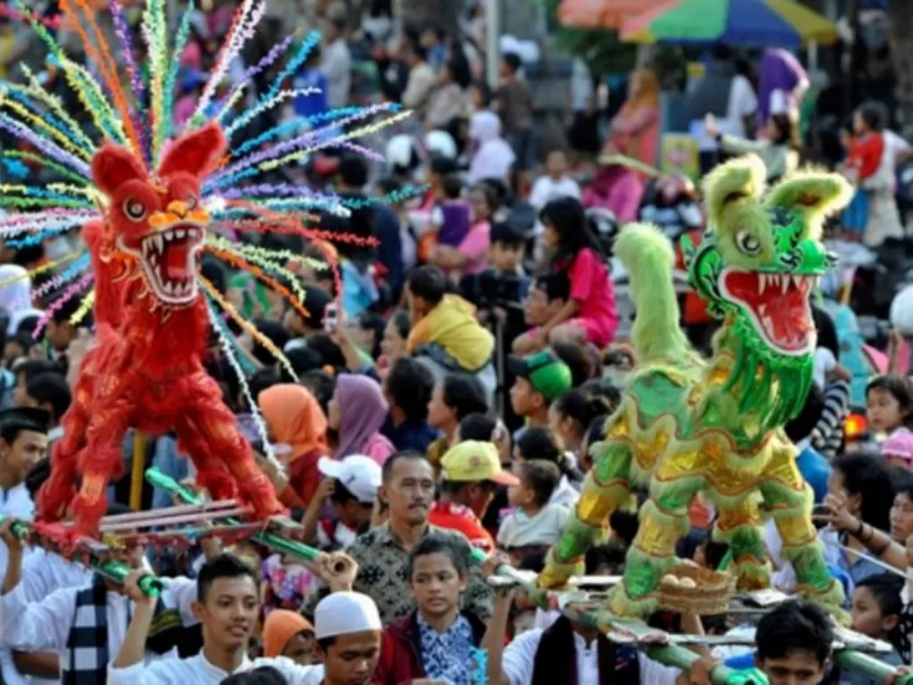 Warak Ngendok diarak dalam karnaval dugderan yang diselenggarakan masyarakat Semarang untuk menyambut bulan puasa. (Antara/R. Rekotomo)