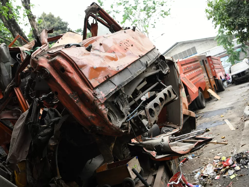 Bangkai truk sampah milik Dinas Lingkungan Hidup DKI Jakarta menumpuk di Jalan Rawasari Timur, Cempaka Putih, Jakarta, Kamis (5/9). (Antara/M Risyal Hidayat)