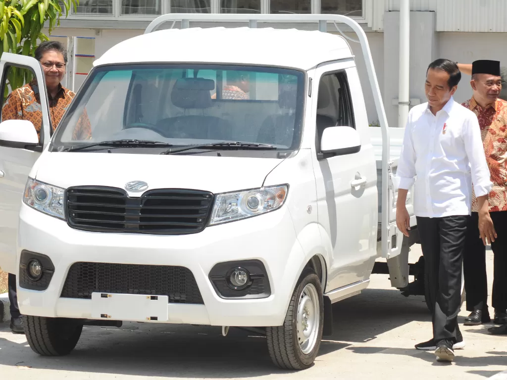 Presiden Joko Widodo saat meresmikan pabrik mobil PT. Solo Manufaktur Kreasi (Esemka) di Boyolali, Jawa Tengah. (Antara/Aloysius Jarot Nugroho)