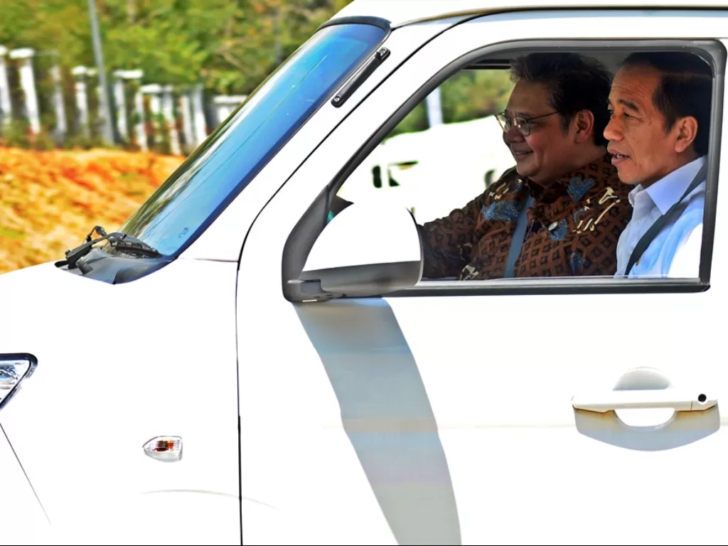 Presiden Joko Widodo (kanan) mencoba mobil Esemka Bima, produk buatan anak bangsa. (Antara/Aloysius Jarot Nugroho)