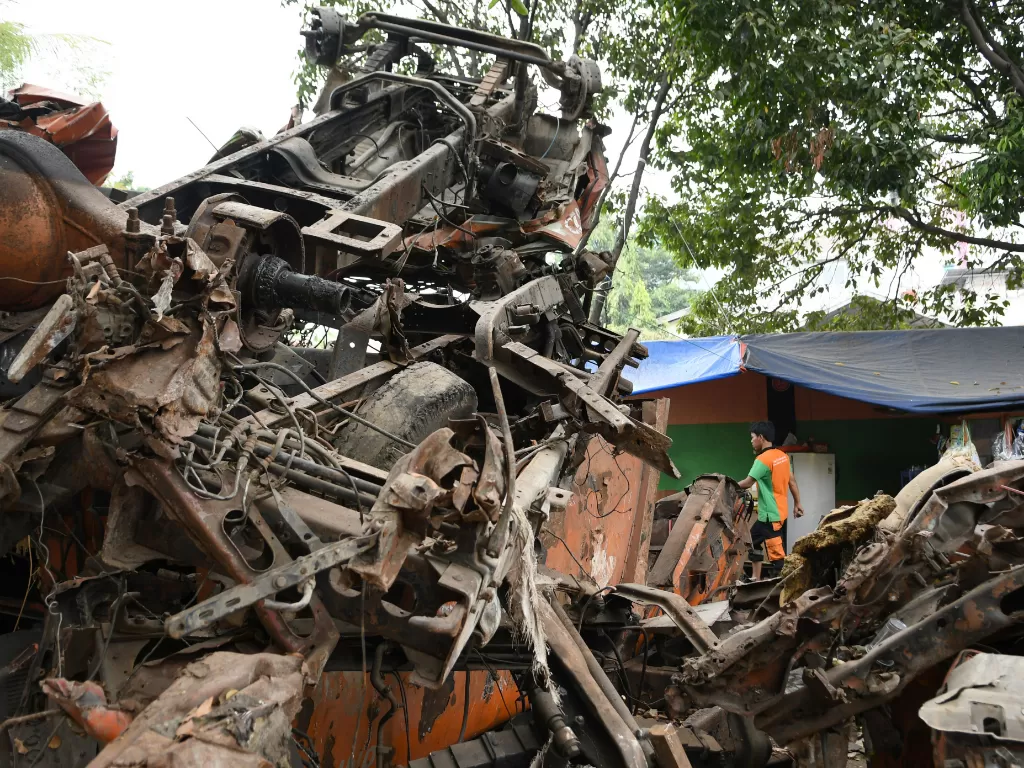 Bangkai truk sampah milik Dinas Lingkungan Hidup DKI Jakarta menumpuk di Jalan Rawasari Timur, Cempaka Putih, Jakarta Pusat. (Antara/M Risyal Hidayat)
