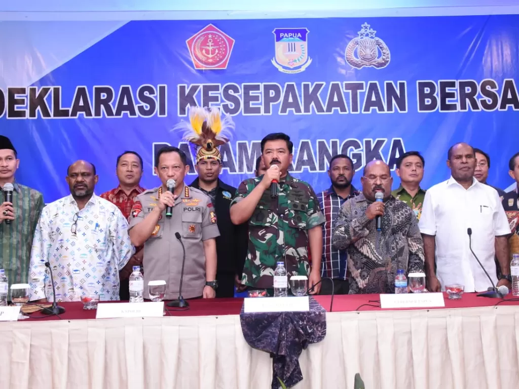 Panglima TNI, Kapolri, Gubernur Papua dan tokoh masyarakat Papua saat melakukan deklarasi damai. (Puspen TNI)
