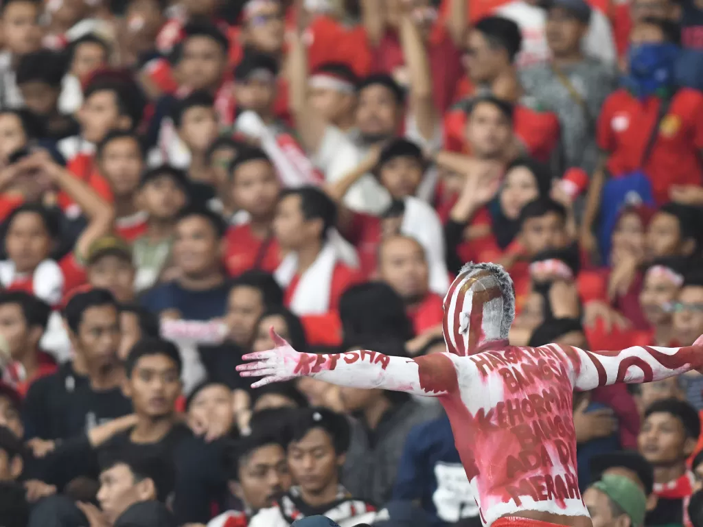 Ilustrasi. Suporter timnas Indonesia memberikan dukungan ketika melawan Malaysia pada laga Kualifikasi Piala Dunia 2022 Grup G Zona Asia di SUGBK, Senayan, Jakarta, Kamis (5/9). (Antara/M Risyal Hidayat).