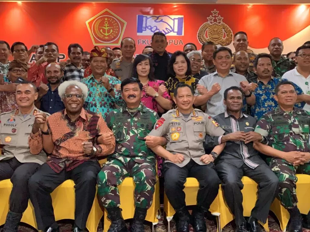 Panglima TNI Marsekal TNI Hadi Tjahjanto bersama Kapolri dan tokoh lintas agama di Papua. (Puspen TNI)