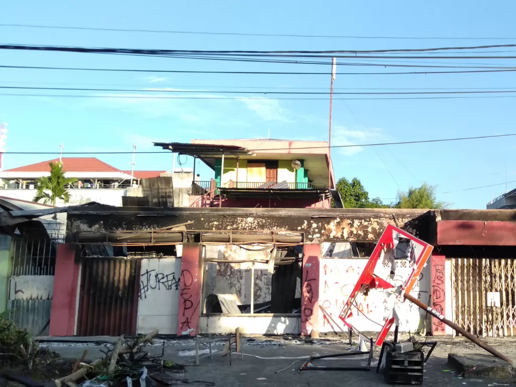 Kondisi bangunan yang terbakar pascakerusuhan di Manokwari, Papua Barat, Senin (19/8). Kominfo hingga kini masih memblokir layanan internet di sana (Antara/Tomi).