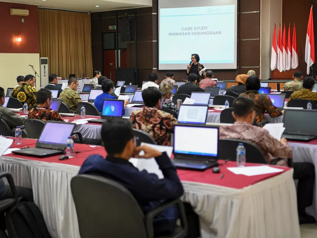 Sejumlah capim KPK mengikuti tes profile assessment di gedung Lemhanas, Jakarta, Kamis (8/8). (Antara/Hafidz Mubarak A).