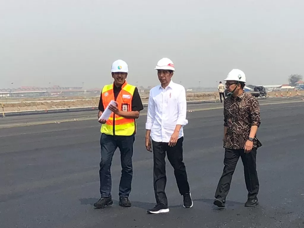 Presiden Jokowi didampingi Mensesneg Pratikno meninjau progress pembangunan landasan pacu atau runway ketiga Bandara Soekarno Hatta (Soetta), Tangerang, Banten, Jumat (21/6/2019). (setkab.go.id)
