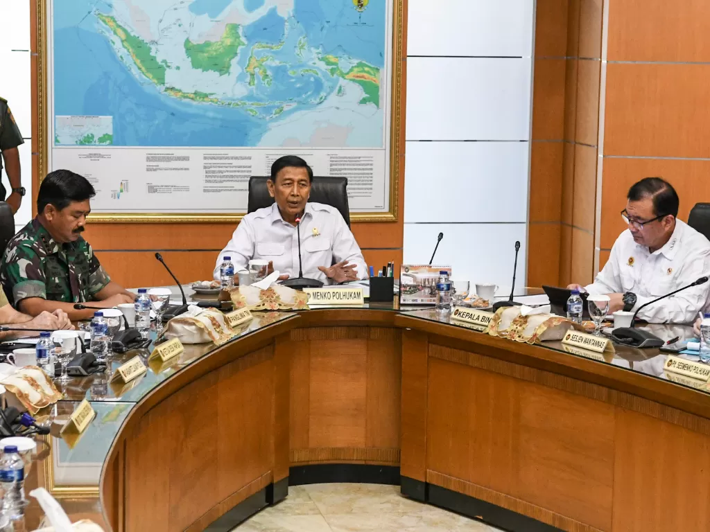 Menkopolhukam Wiranto (tengah) memimpin Rapat Koordinasi terkait situasi keamanan Papua dan Papua Barat di Kantor Kemenkopolhukam, Jakarta, Senin (9/9). (Antara/Muhammad Adimaja)