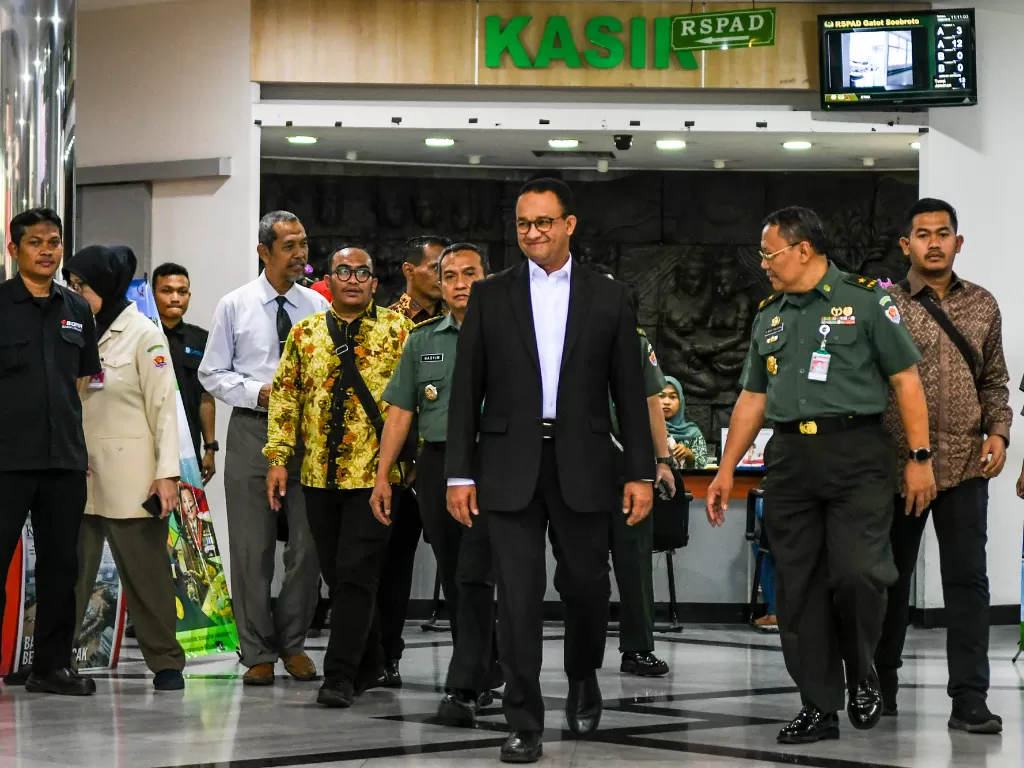 Gubernur DKI Jakarta Anies Baswedan usai menjenguk Presiden ketiga RI BJ Habibie di Rumah Sakit Pusat Angkatan Darat (RSPAD), Jakarta. (Antara/Galih Pradipta)