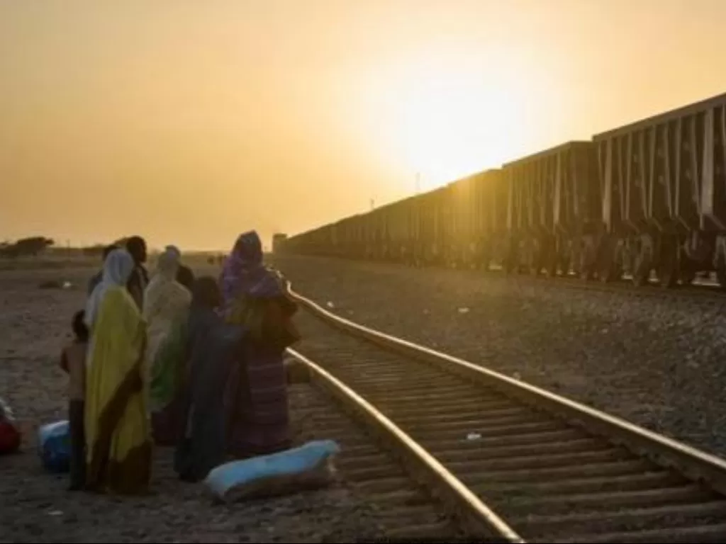  Kereta api adalah jalur kehidupan bagi banyak komunitas gurun terpencil di Mauritania (Kredit: Novarc Gambar / Alamy)