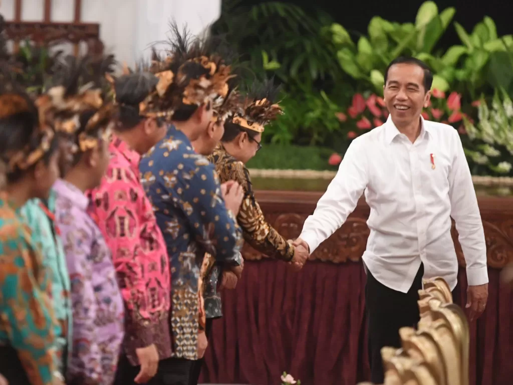 Presiden Jokowi berjabat tangan dengan sejumlah tokoh Papua sebelum pertemuan di Istana Negara, Jakarta, Selasa (10/9). (Antara/Akbar Nugroho Gumay).